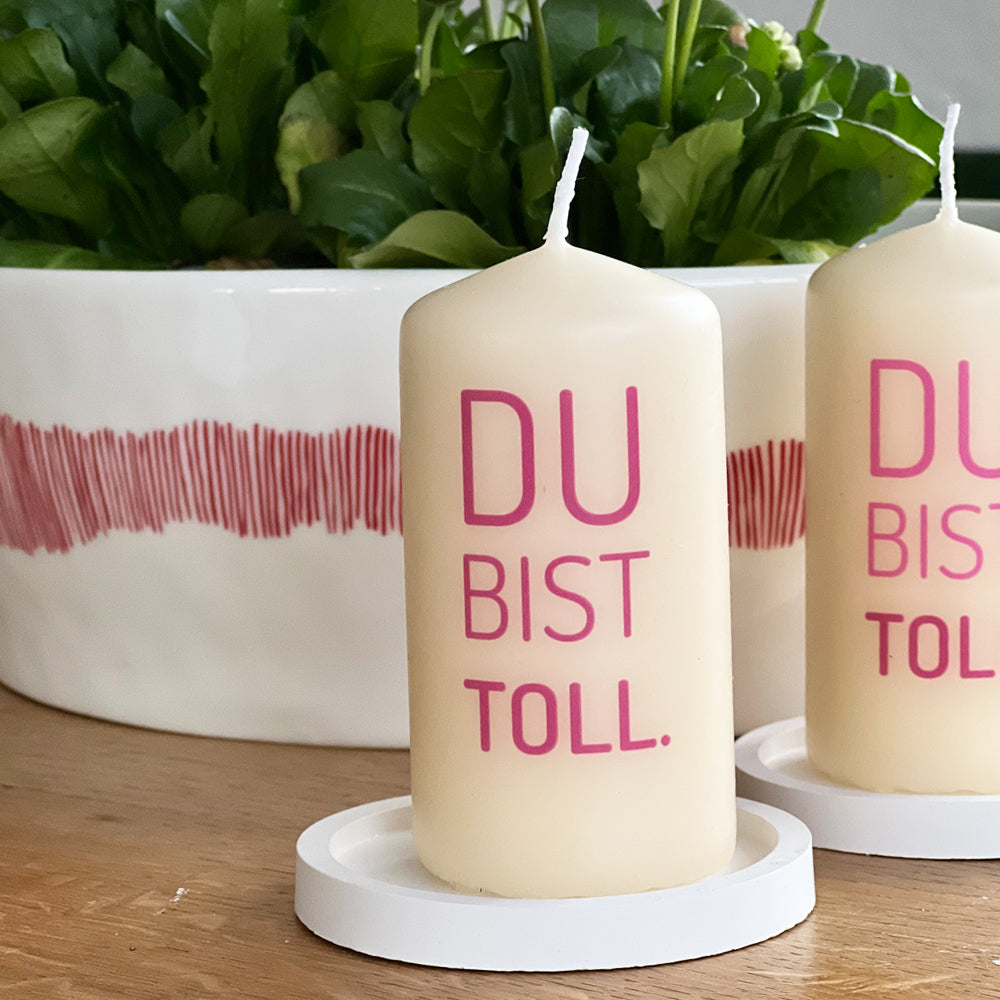 Kerzengeschenk dekoriert auf einem Tisch