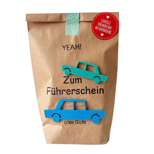 Wundertüte mit farbigen Filzautos als Geschenk zum Führerschein